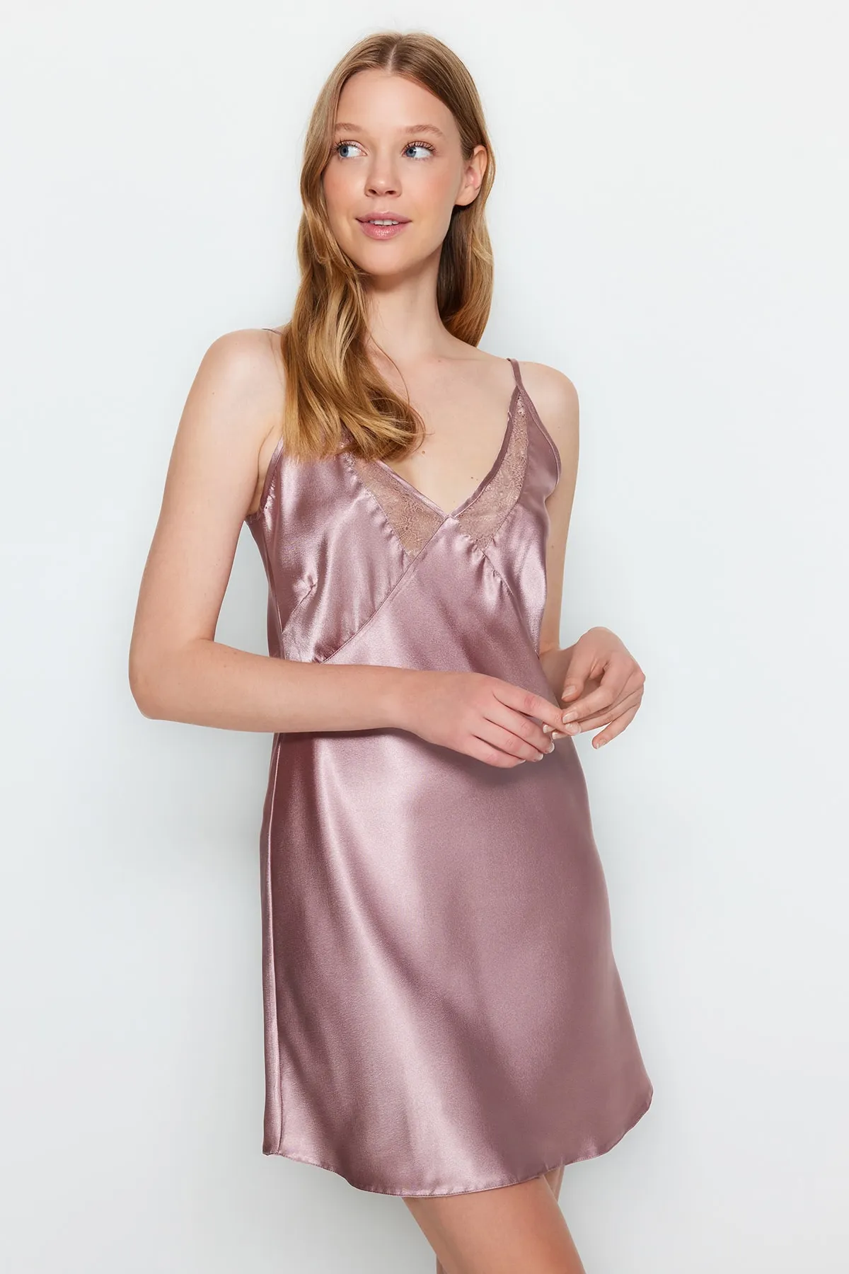 Trendyol Collection  Puderfarbenes, spitzes Satin-Nachthemd mit Seilträgern THMAW24GC00004