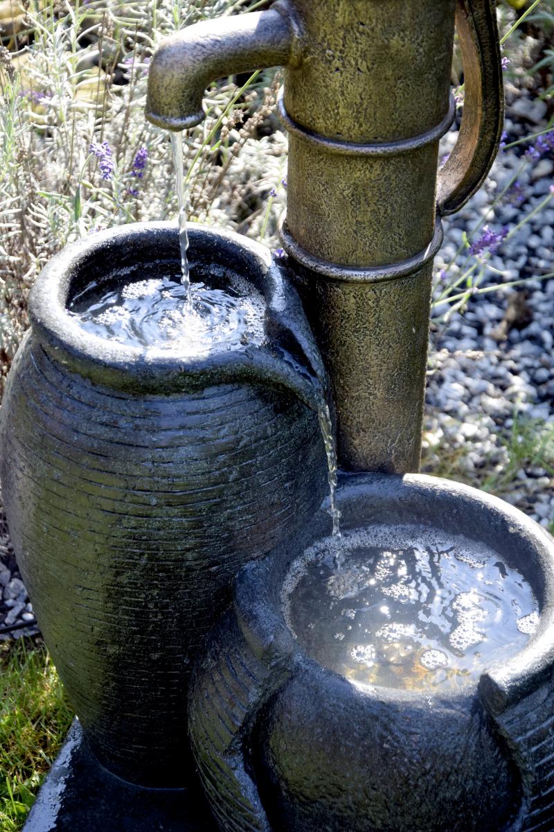dobar Großer Design-Gartenbrunnen mit Zier-Handpumpe