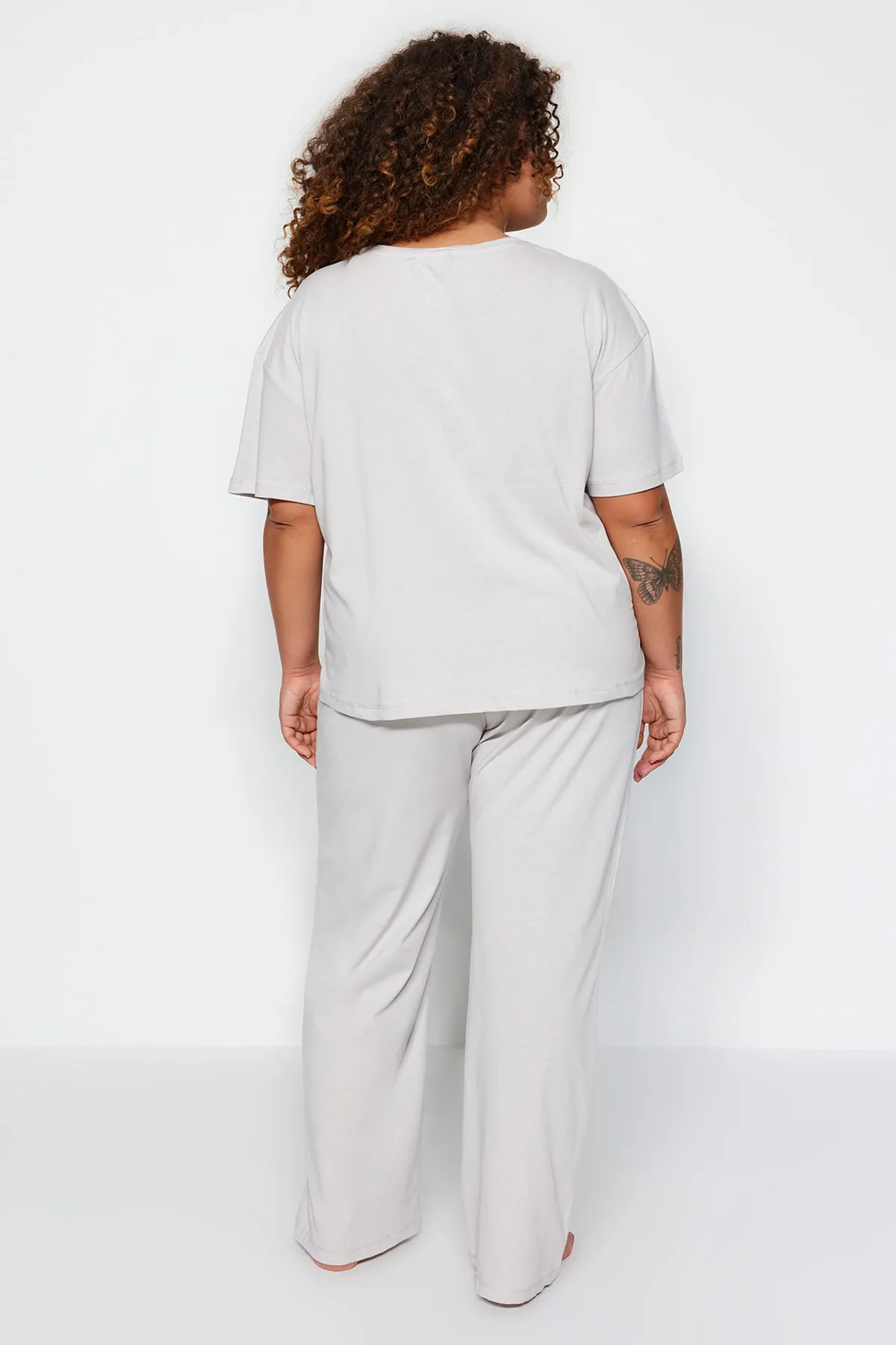 Trendyol Curve  Hellgraues bedrucktes Pyjama-Set aus Strick TBBAW24AI00003