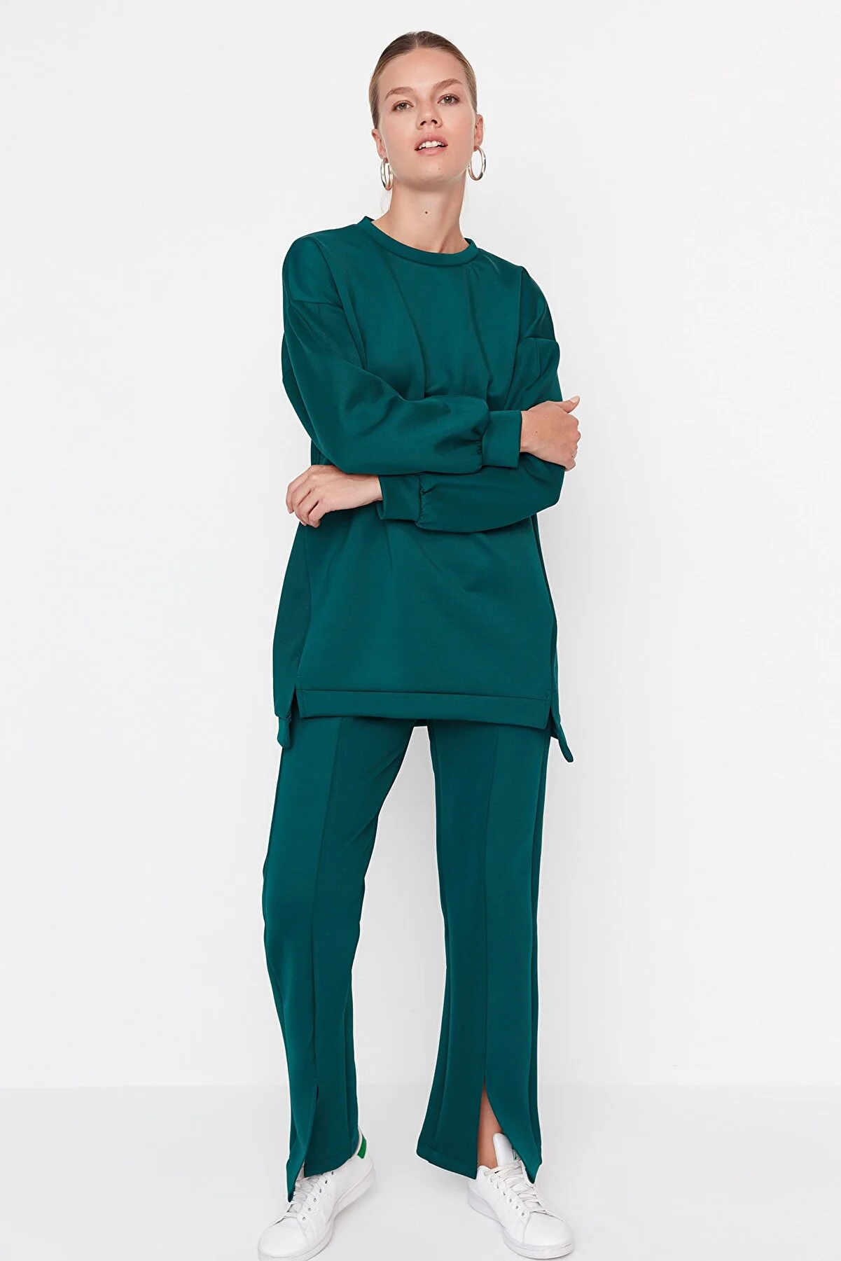 Trendyol Modest  Grünes Scuba-Tunika-Hose-Set aus Oberteil und Unterteil mit Schlitzdetail TCTAW23US00201