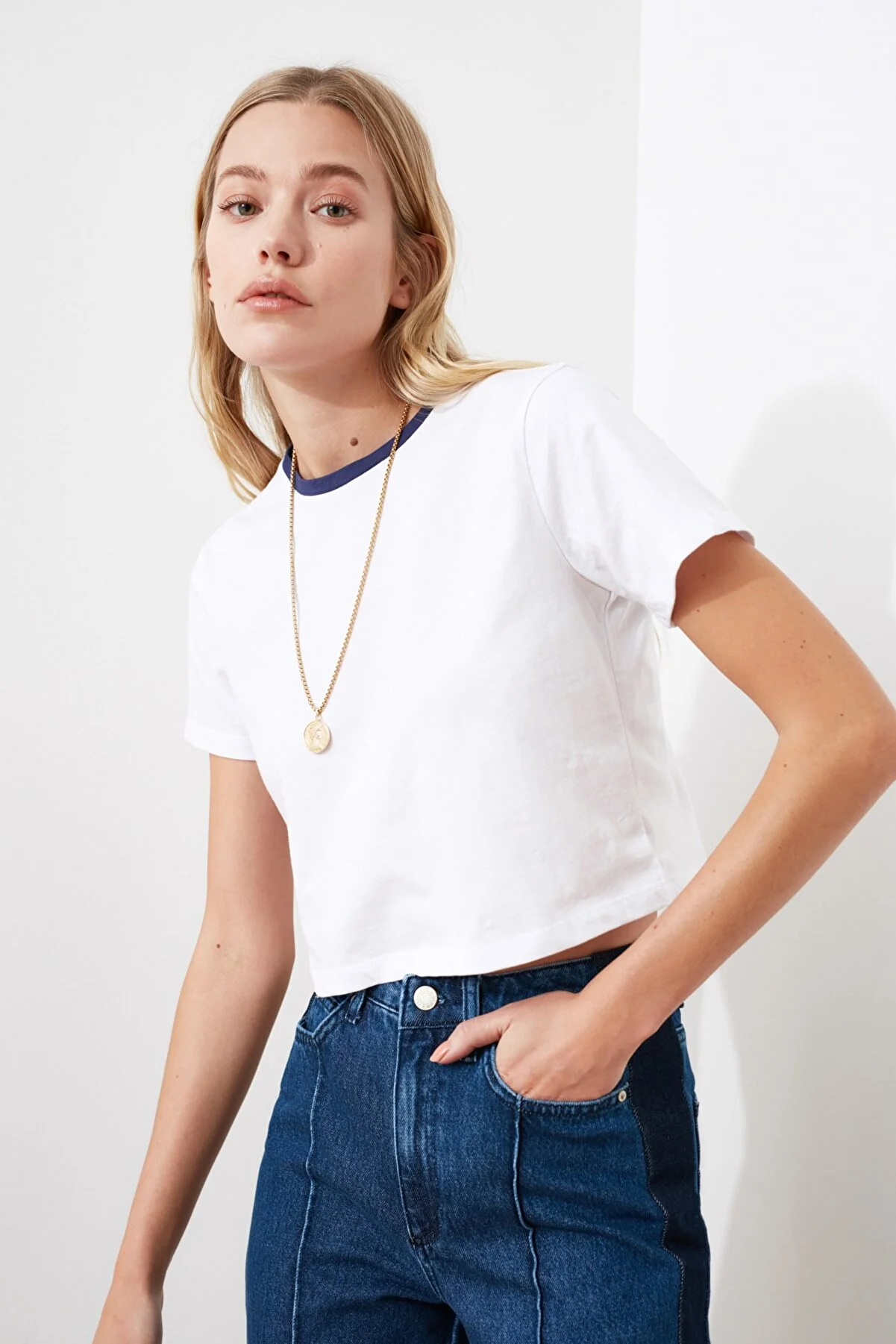 Trendyol Collection  Weißes, bauchfreies, farbiges Strick-T-Shirt mit Rundhalsausschnitt aus 100 % Baumwolle TWOSS21TS0395