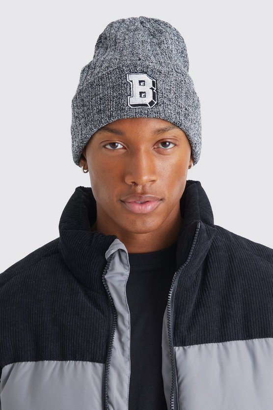 Gerippte Beanie mit B-Aufnäher