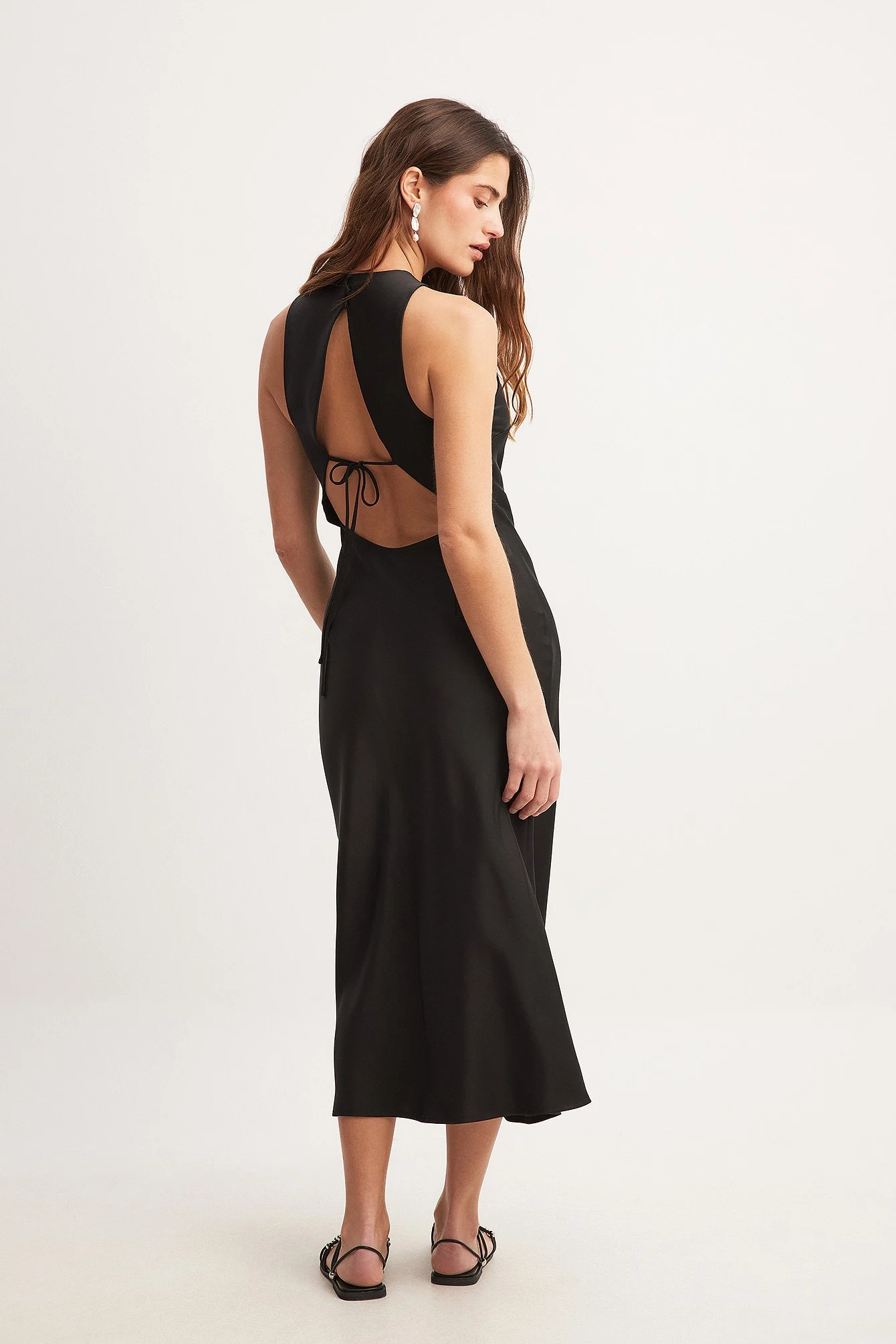 Midikleid aus Satin mit offenem Rücken