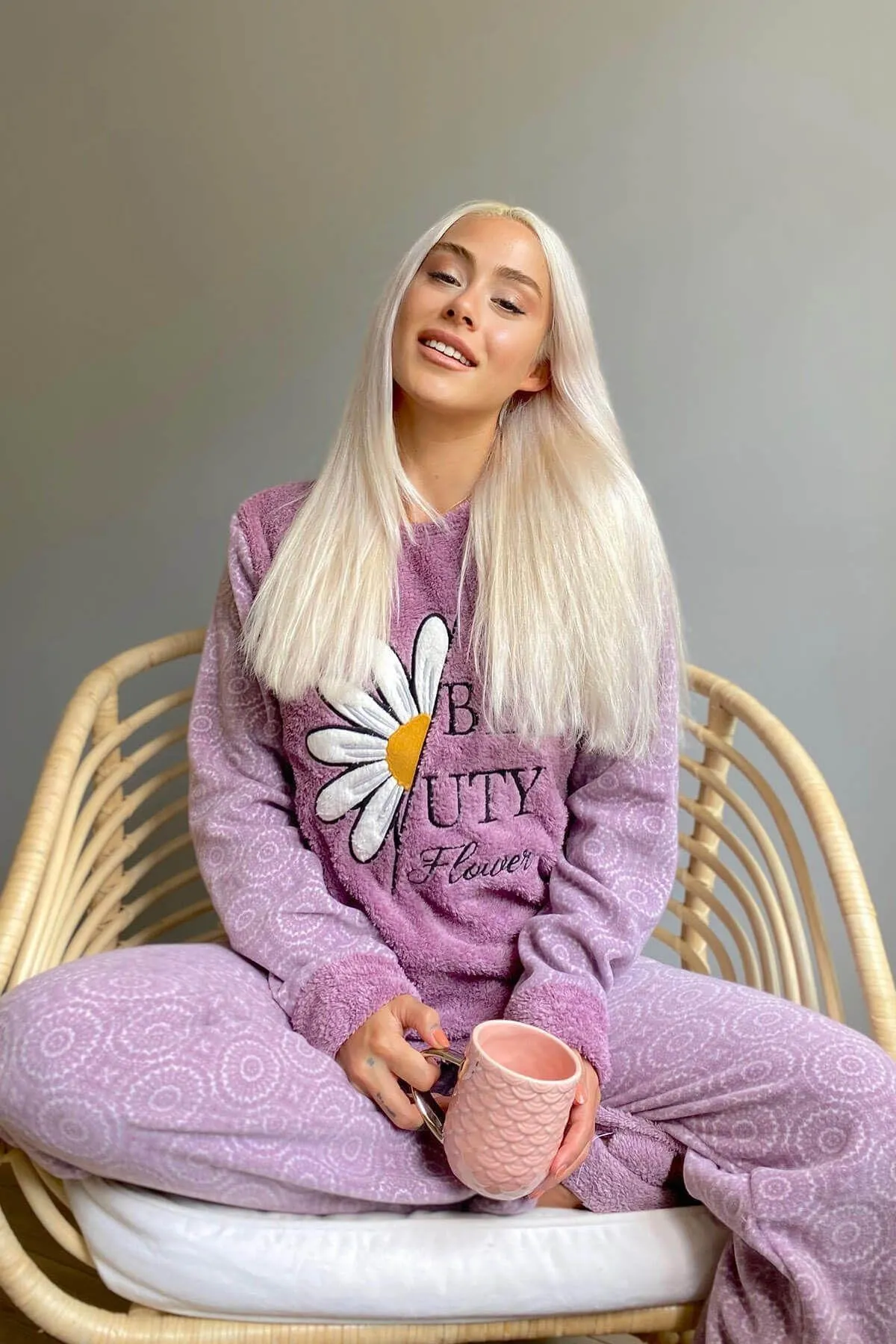 Pijamaevi  Plüsch-Pyjama-Set für Damen mit violettem Gänseblümchenmuster