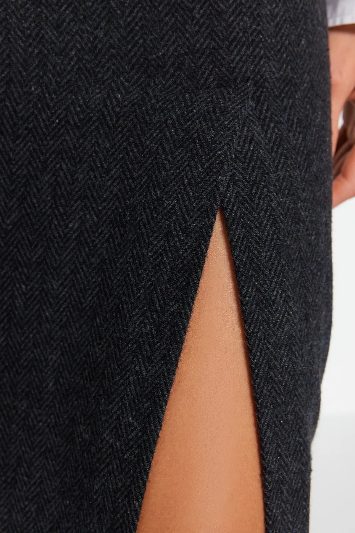 Trendyol Collection  Schwarzer Midi-Webrock aus Stash-Stoff mit Schlitz und detailliertem Schnitt TWOAW24ET00231