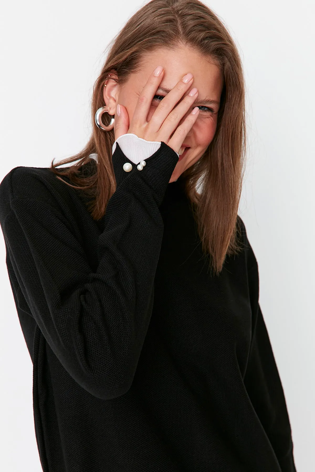 Trendyol Modest  Strickpullover mit schwarzen Ärmeln und Perlendetails TCTAW23AK00027