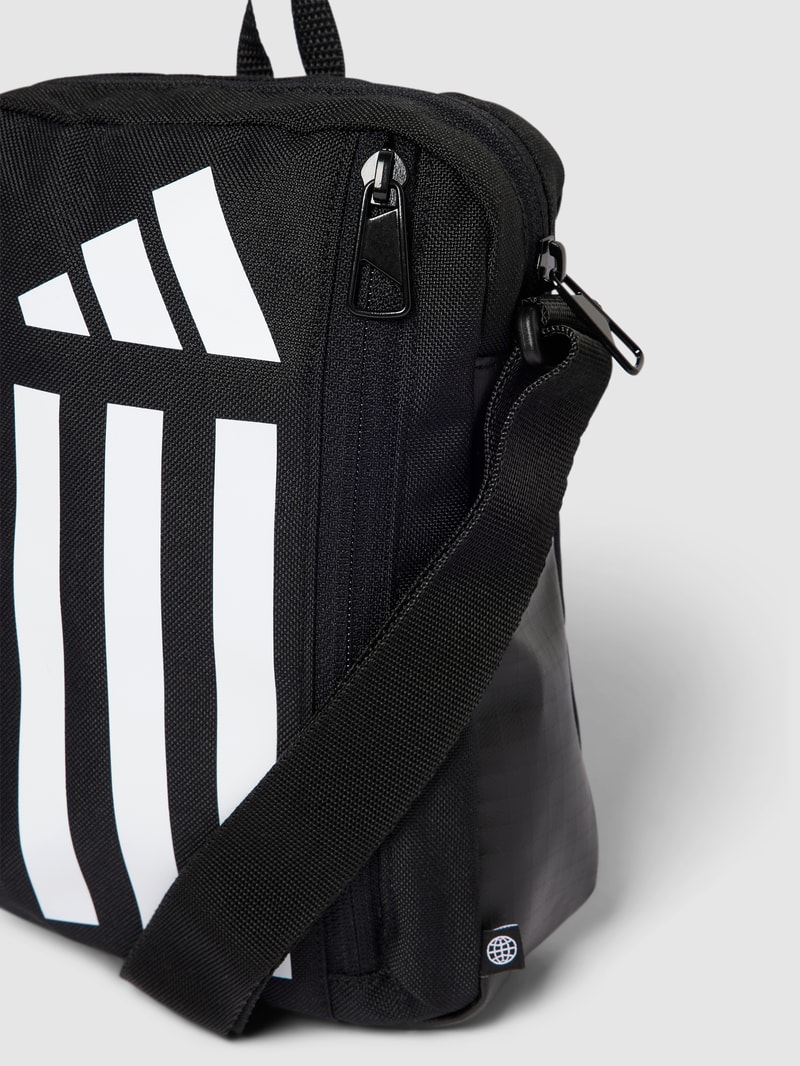 Umhängetasche mit Label-Details in schwarz