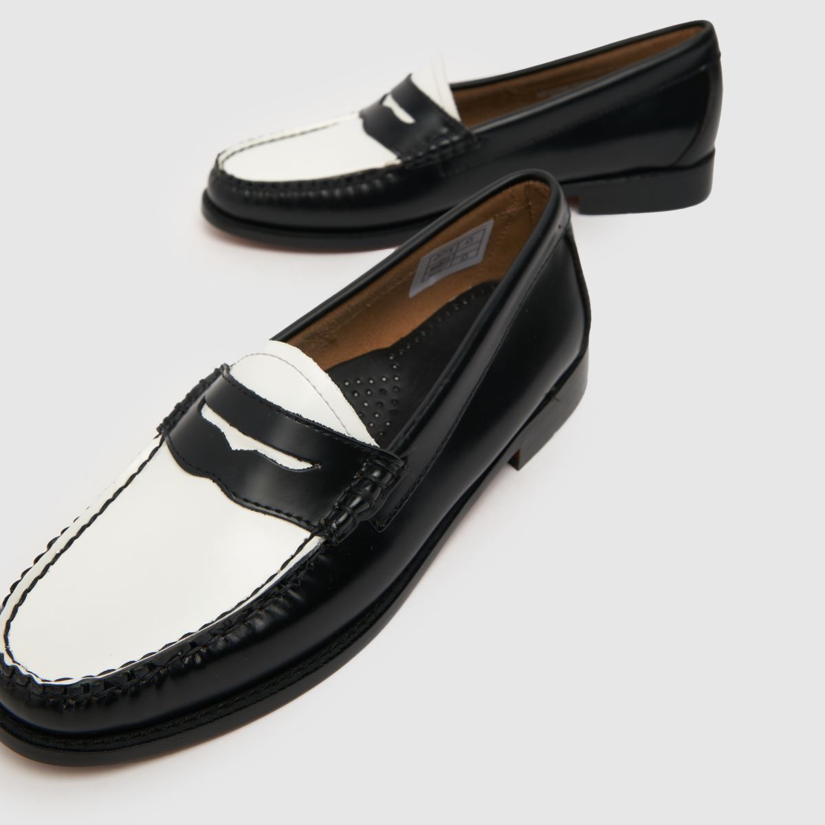 GH BASS – Svarta och vita, enkla Weejuns-skor med penny loafers