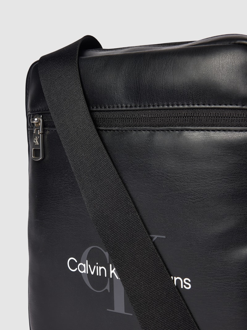 Umhängetasche mit Label-Print Modell 'REPORTER' in black
