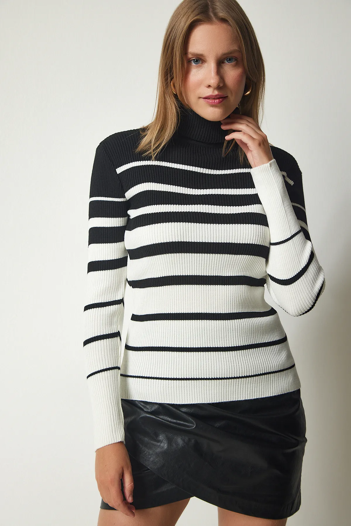 Happiness İstanbul  Schwarzer, ecrufarbener Rollkragenpullover mit Streifen für Damen DD01271