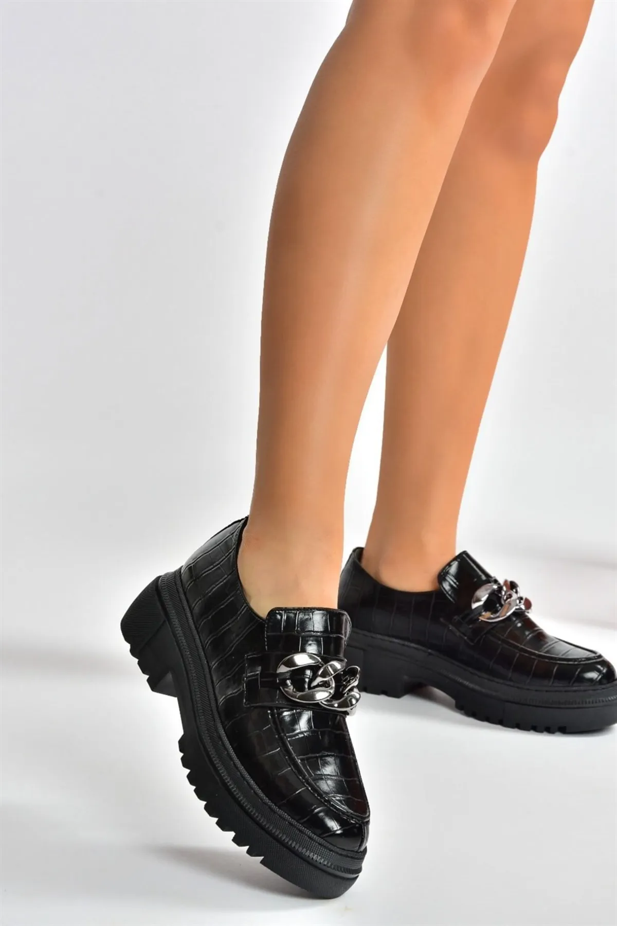 Fox Shoes  Schwarze Freizeitschuhe für Damen mit Krokodilmuster und dicker Sohle K294760011