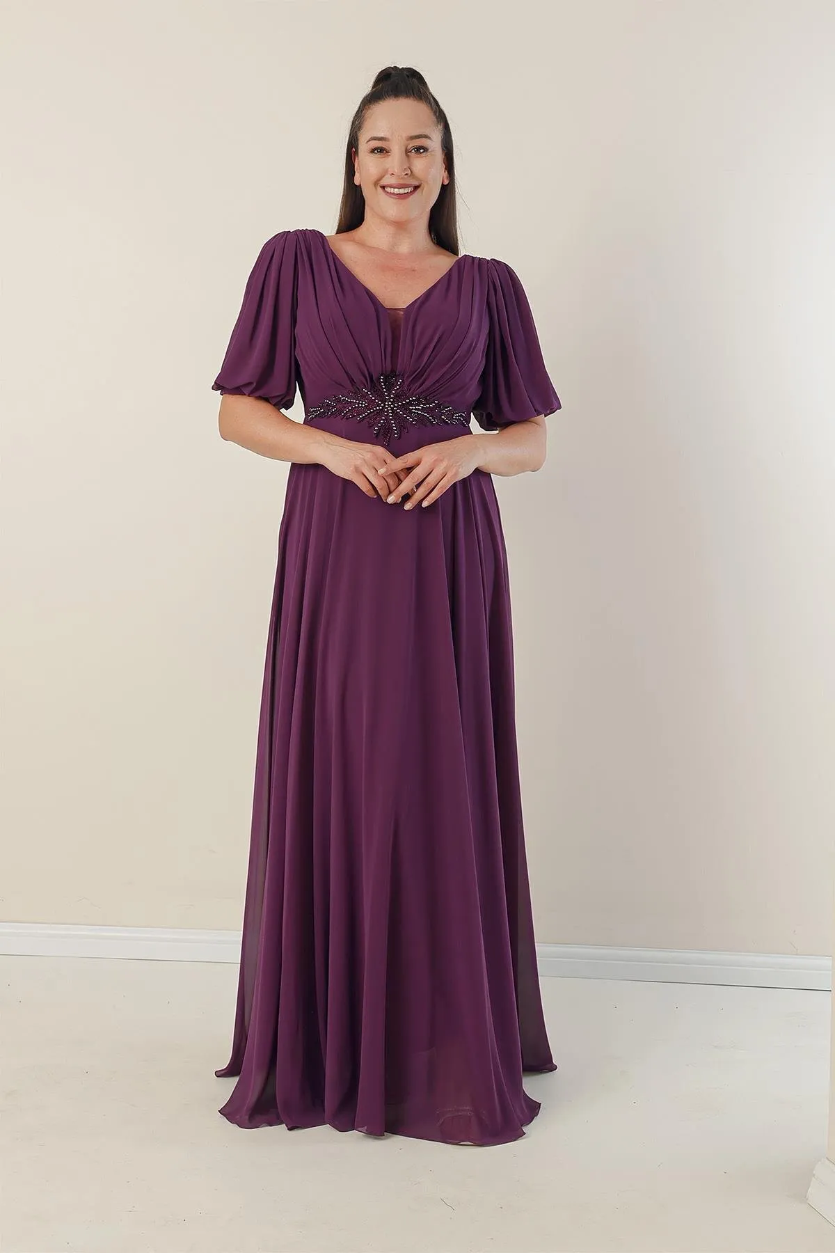 By Saygı  Langes Chiffonkleid in Übergröße mit V-Ausschnitt vorne und hinten, perlenbesetzter Taille, vorne gefüttert