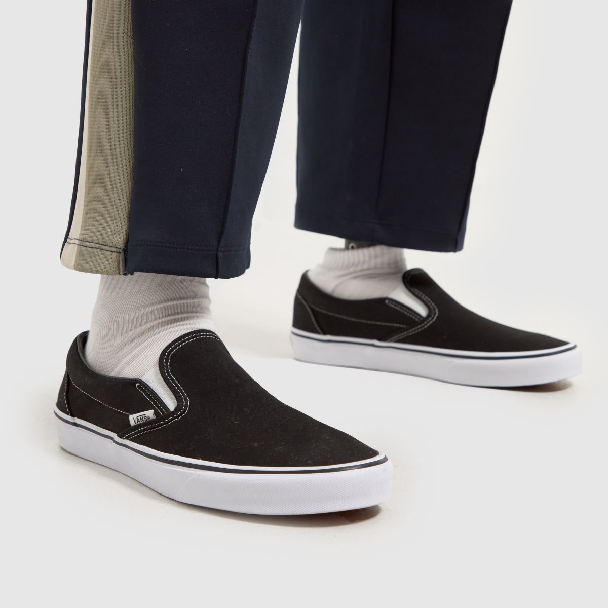 Vans klassiska slip-on-sneakers i svart och vitt