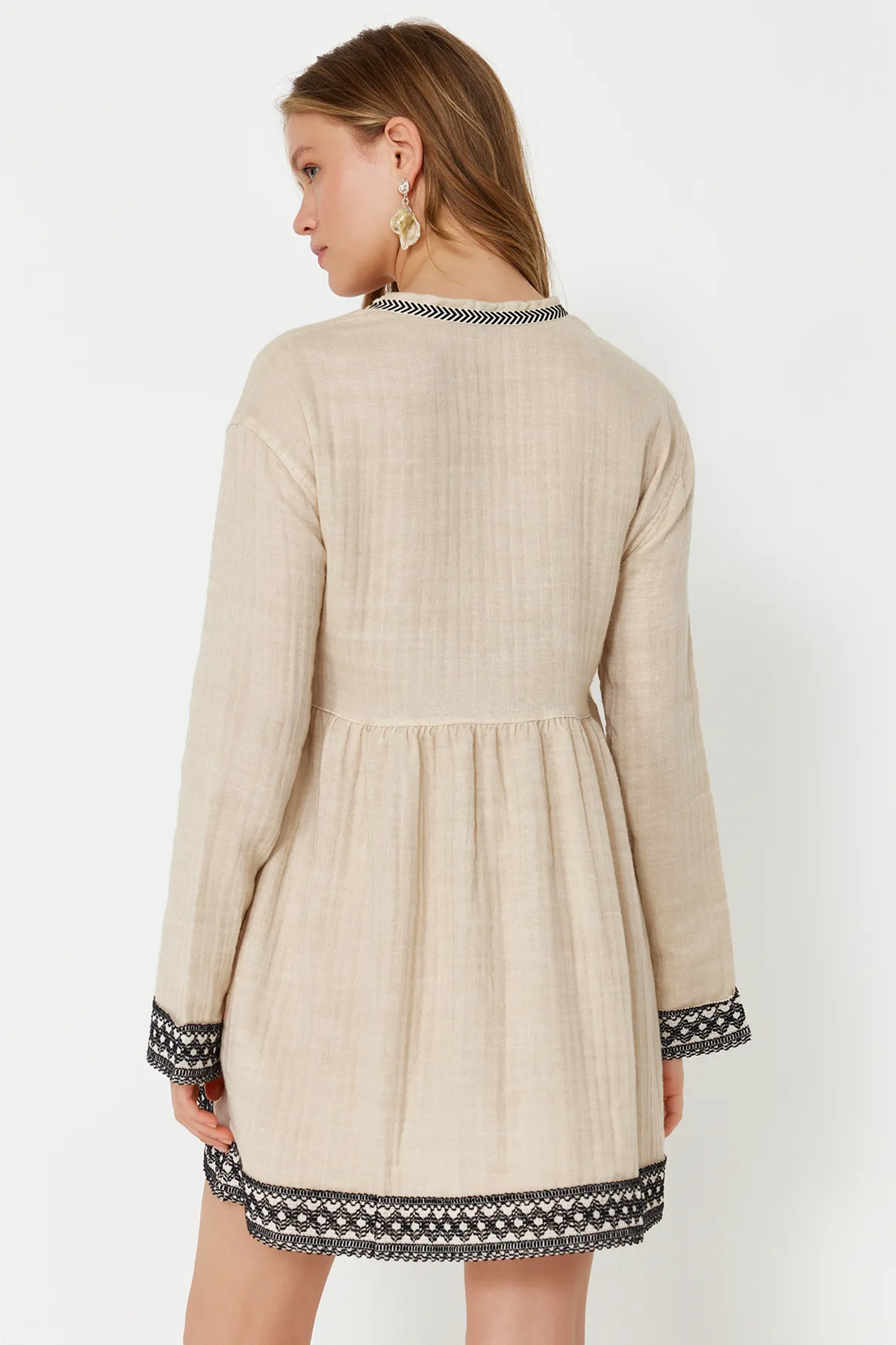Trendyol Collection  Beiges, weit geschnittenes Mini-Strandkleid aus Musselin mit gewebten Streifen und Zubehör TBESS24EL00117