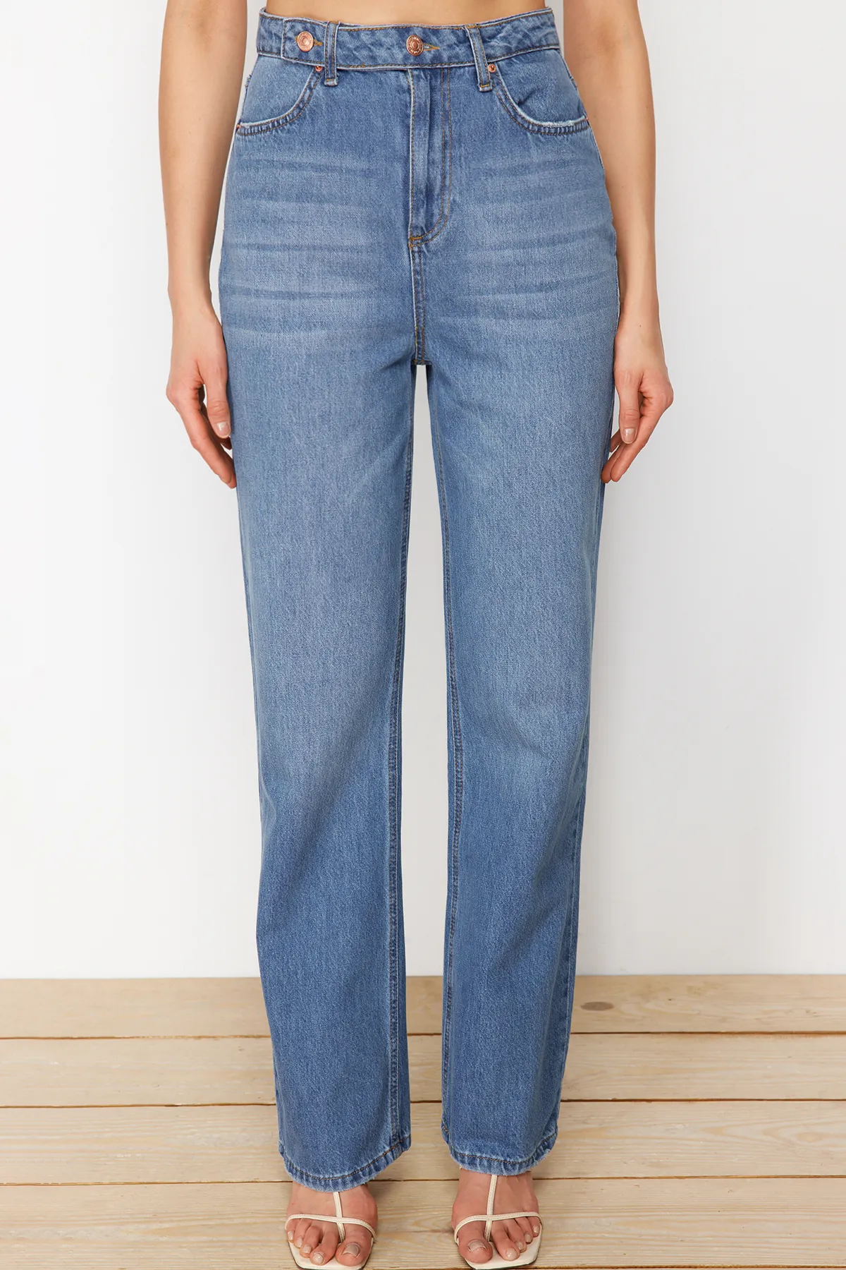 Trendyol Collection  Blaue Jeans mit hoher Taille und weitem Bein und Detail TWOSS22JE0675
