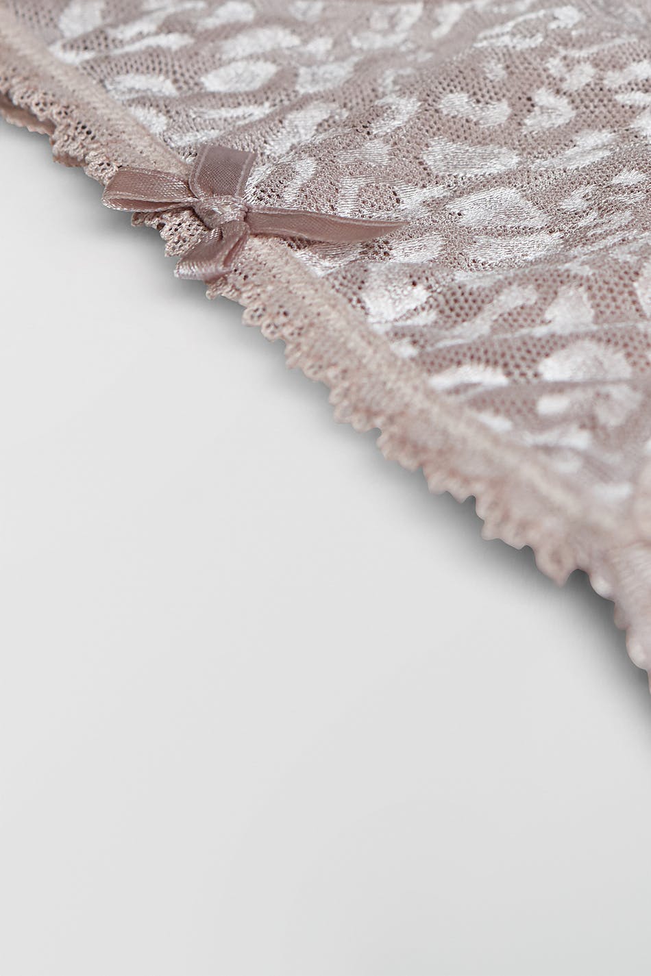 Leo lace thong