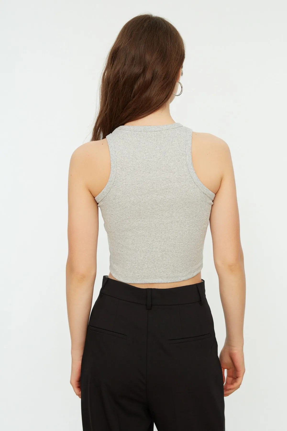 Trendyol Collection  Graues tailliertes/tailliertes Crop-Neckholder-Unterhemd aus geripptem, flexiblem Strick TWOSS21AL0050