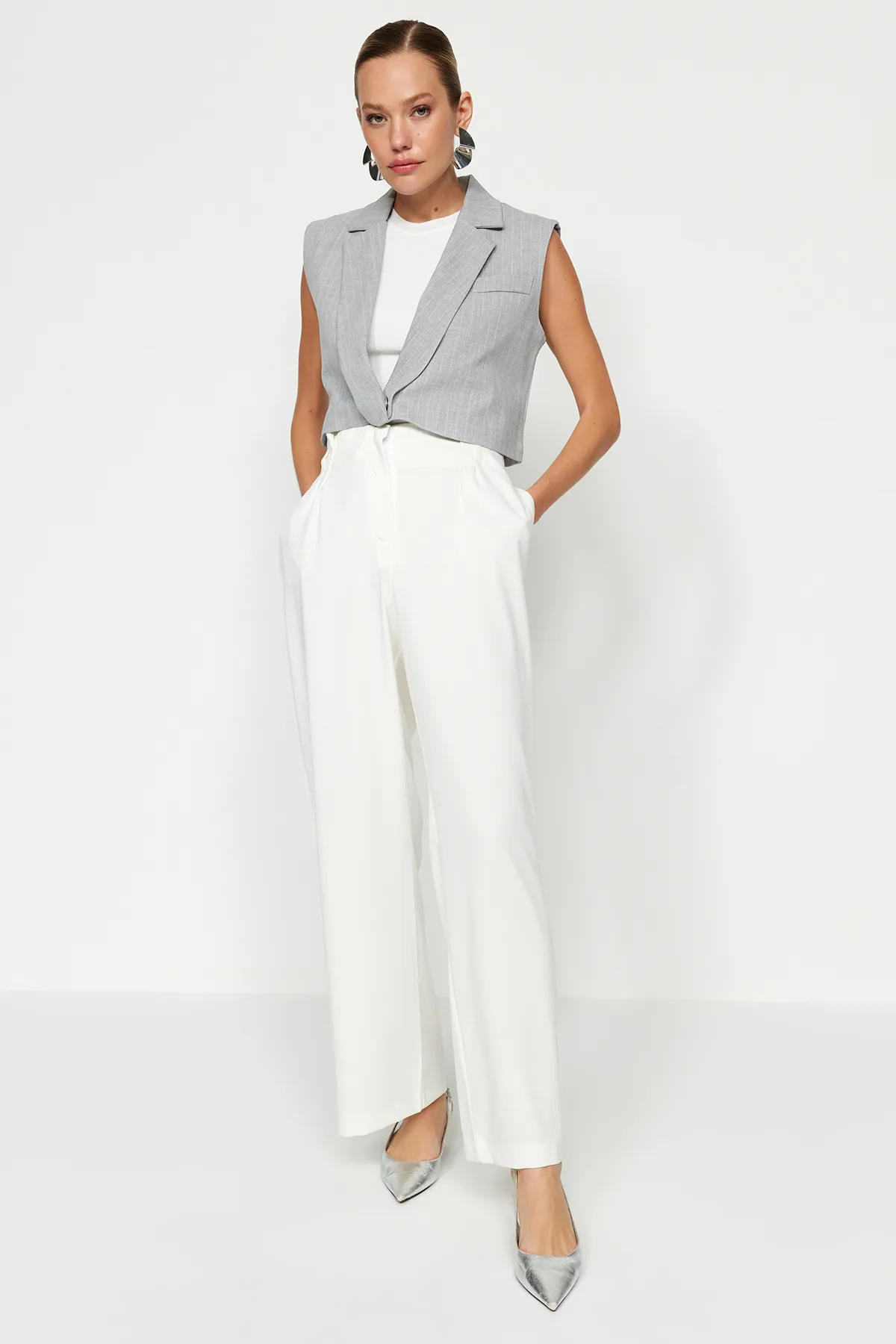Trendyol Collection  Ecrufarbene, gewebte Hose mit hoher Taille und weitem Bein und weitem Bein TWOAW24PL00332
