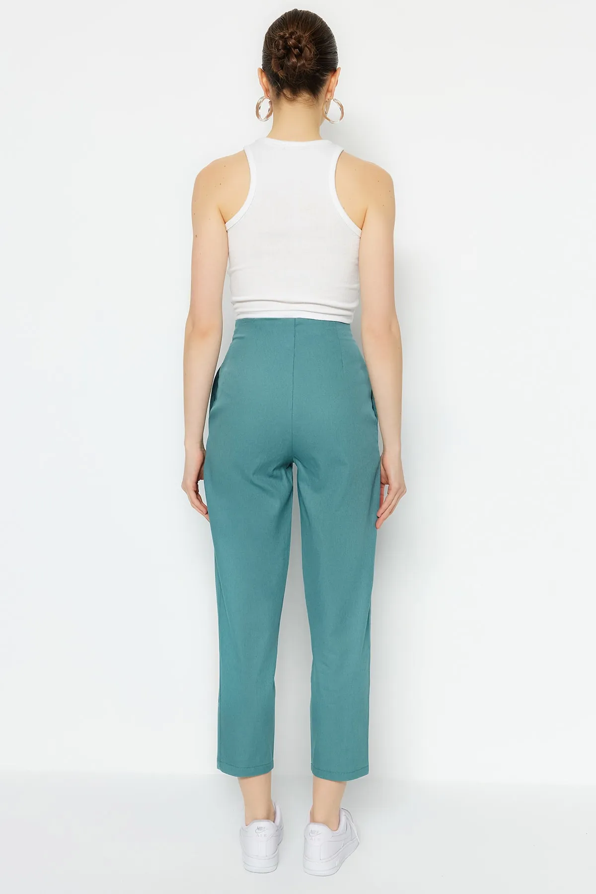 Trendyol Collection  Petrolfarbene, gewebte Hose aus Baumwolle mit Karottenmuster und detaillierten Streifen TWOAW22PL0342
