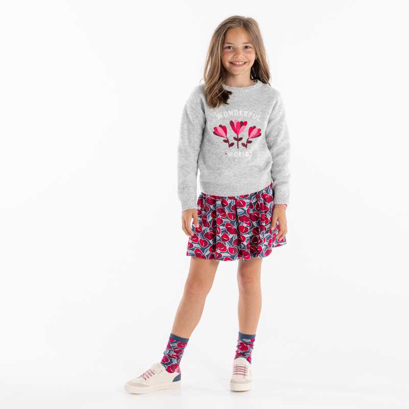 Pull brodé de fleurs gris fille