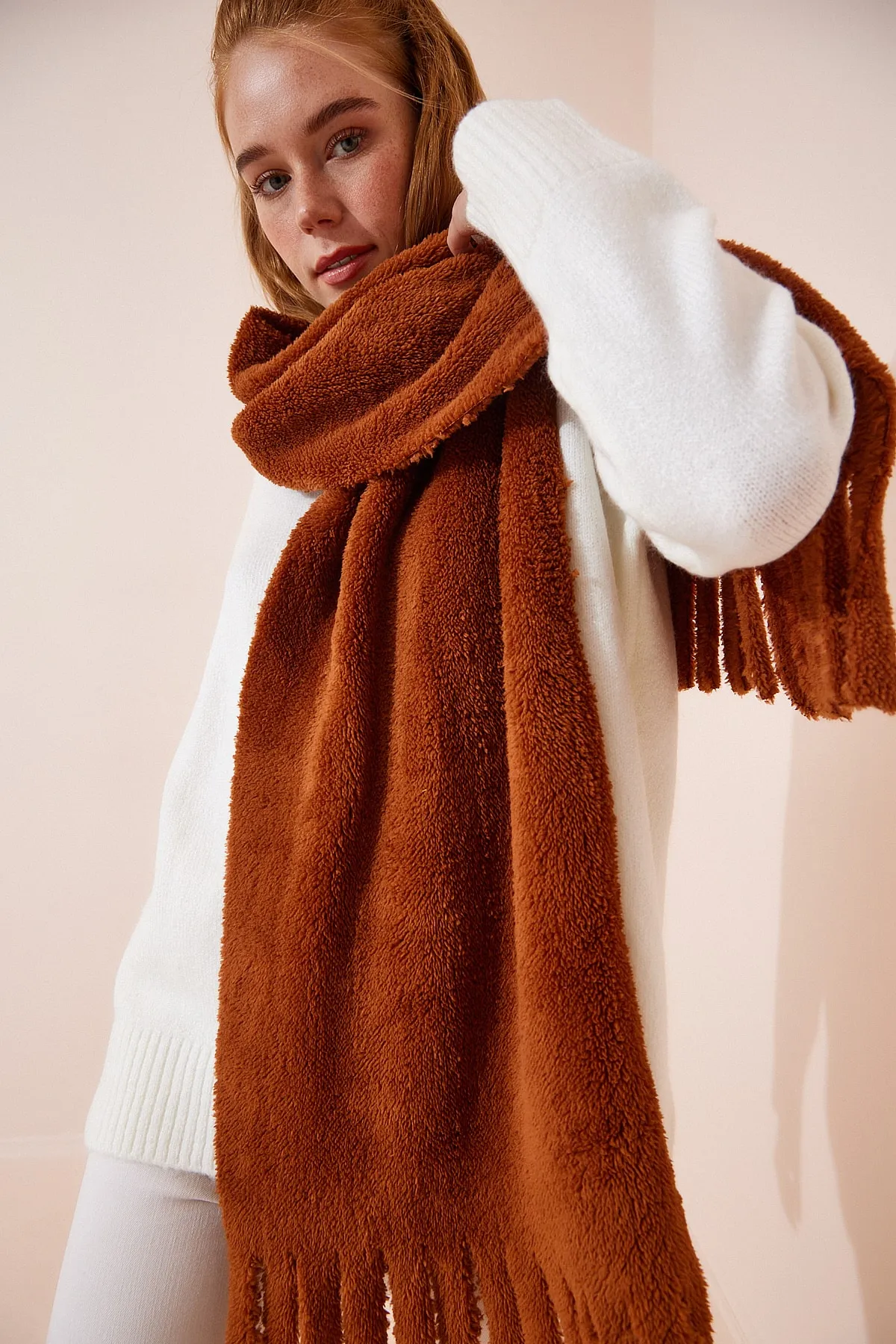 Happiness İstanbul  Hellbrauner Winter-Fleeceschal mit Quasten für Damen, PD00073
