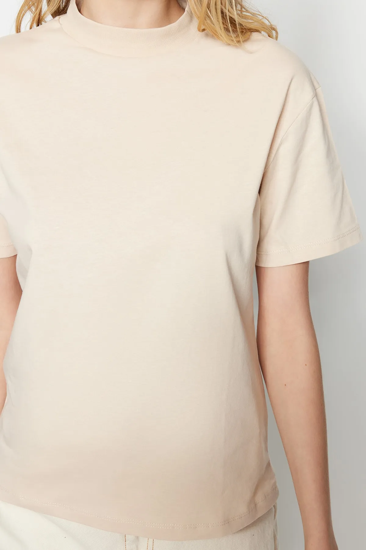 Trendyol Collection  Braun-Beige 2er-Pack Basic-Strick-T-Shirts mit Stehkragen aus 100 % Baumwolle TWOSS20TS1500