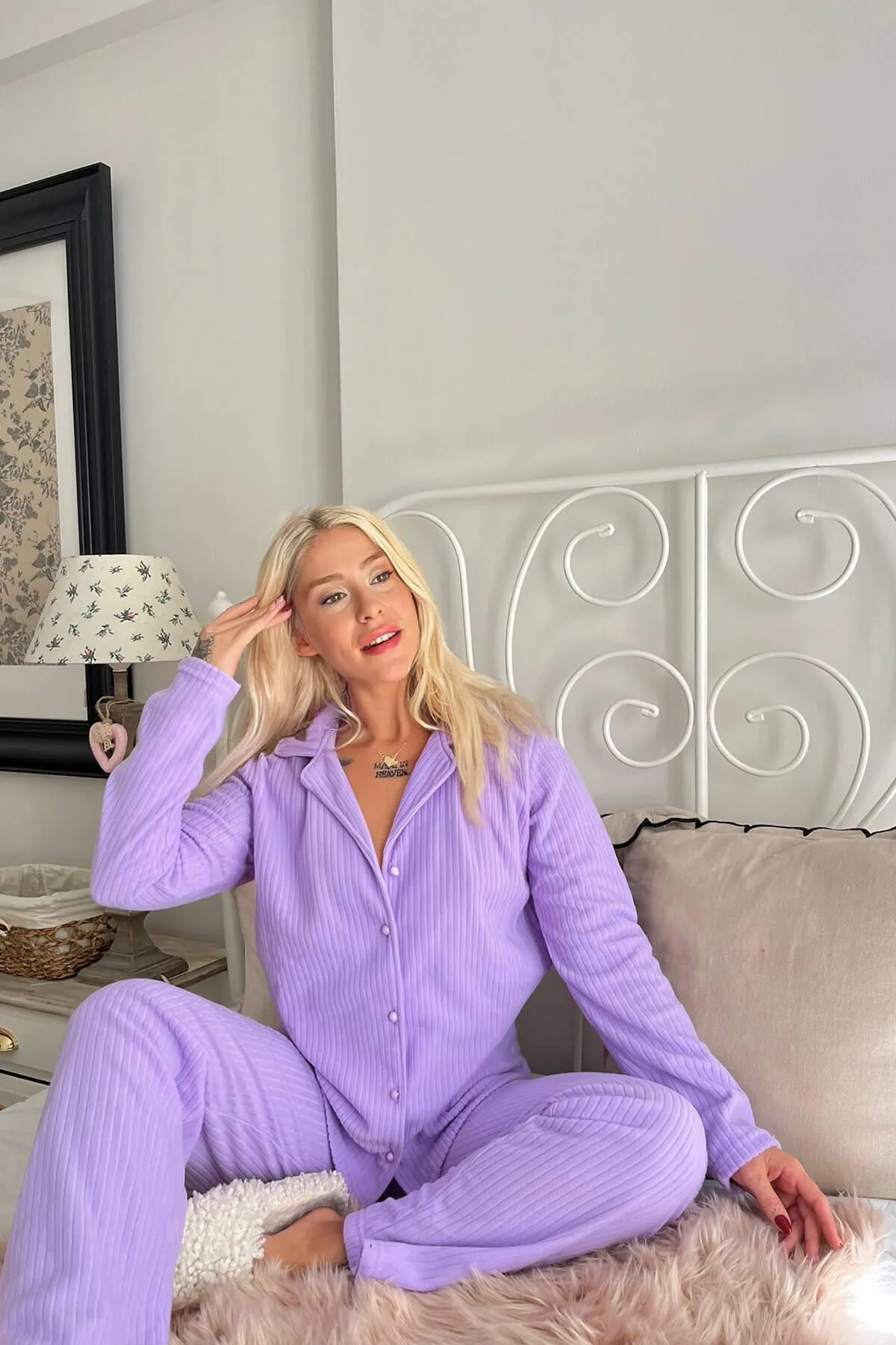 Pijamaevi  Lilafarbenes, einfarbiges Pyjama-Set aus Plüsch-Fleece mit Knöpfen vorne