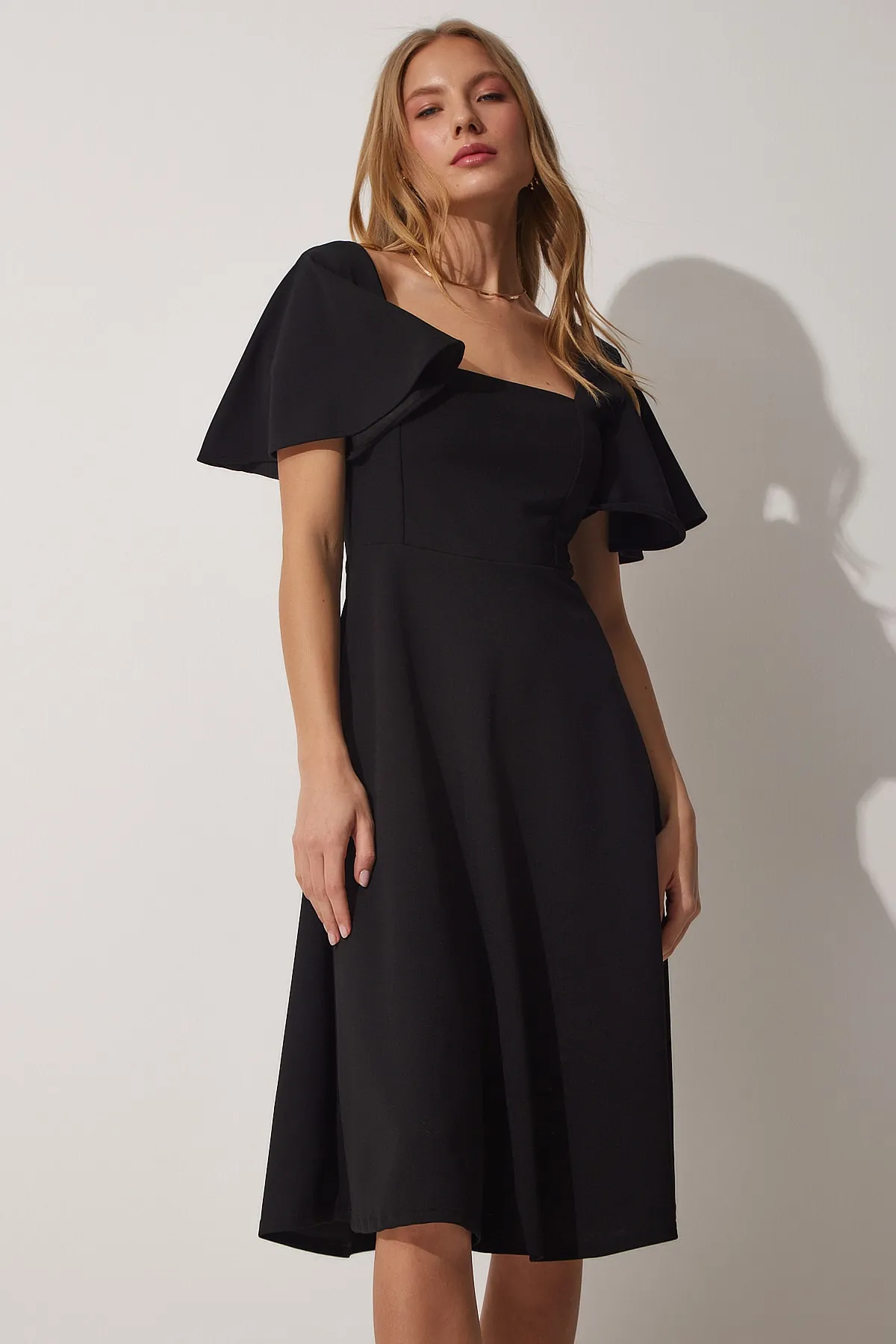 Happiness İstanbul  Ausgestelltes, gewebtes Kleid mit Volantärmeln, quadratischem Ausschnitt