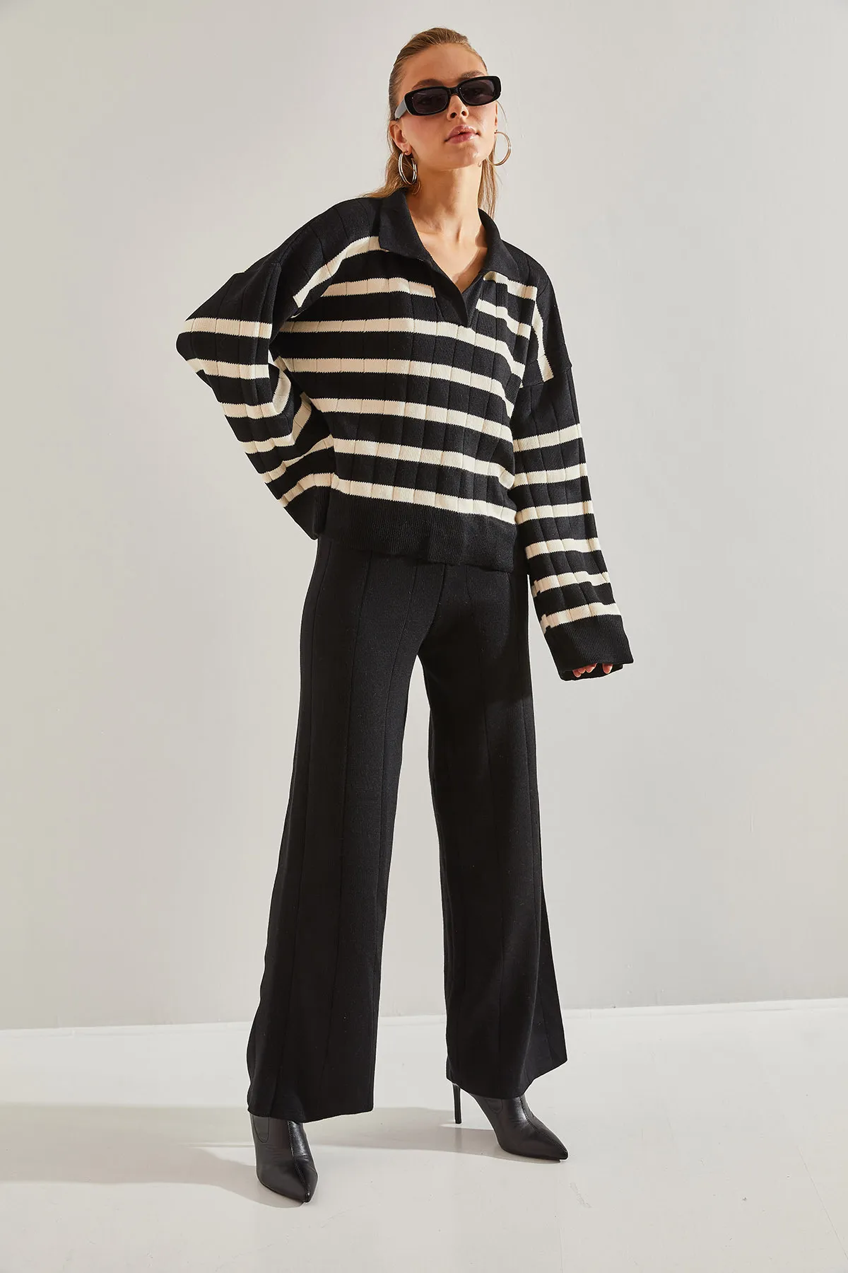Bianco Lucci  Set aus gestreiftem Strickoberteil und -unterteil für Damen