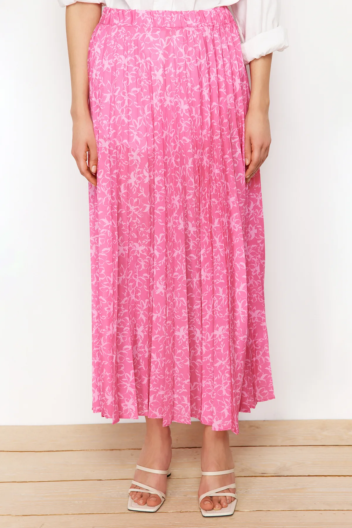 Trendyol Modest  Fuchsiafarbener, floral gemusterter, plissierter, gewebter Rock mit elastischem Bund TCTSS23EE00018