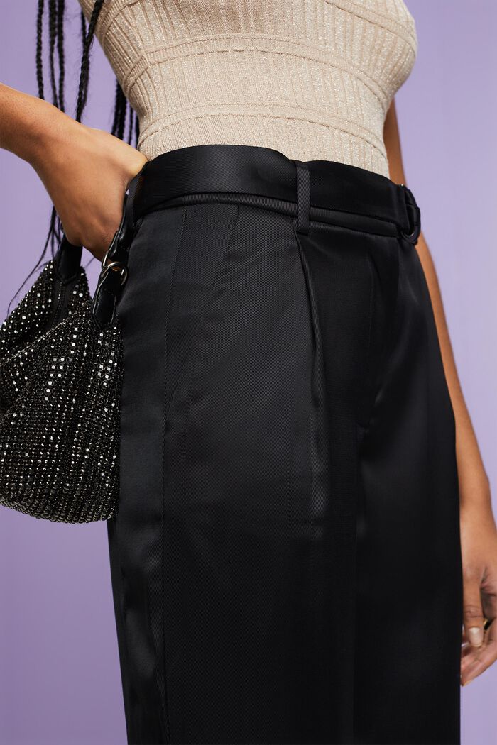 Satinhose mit weitem Bein