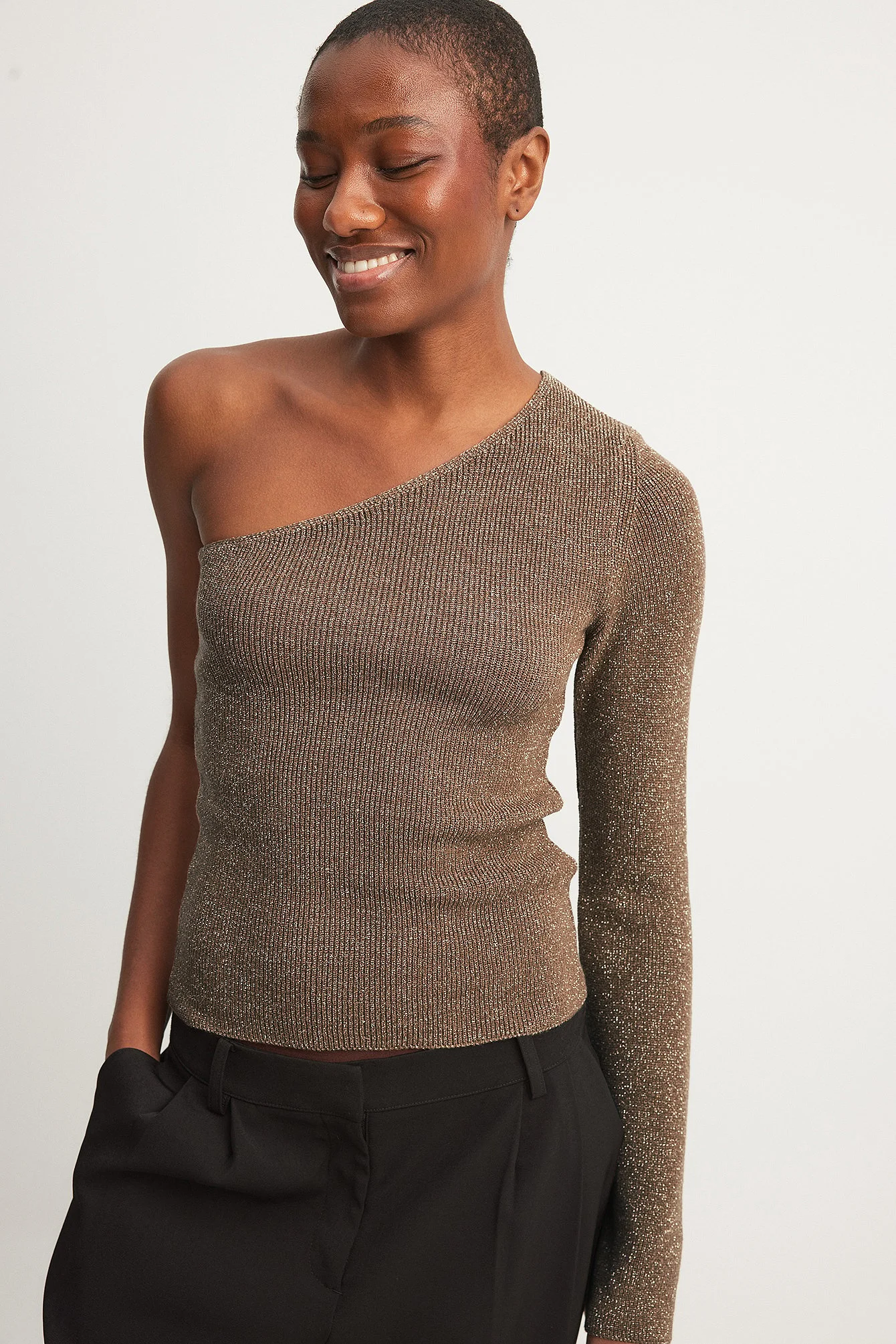 One-Shoulder-Top aus Glitzerstrick