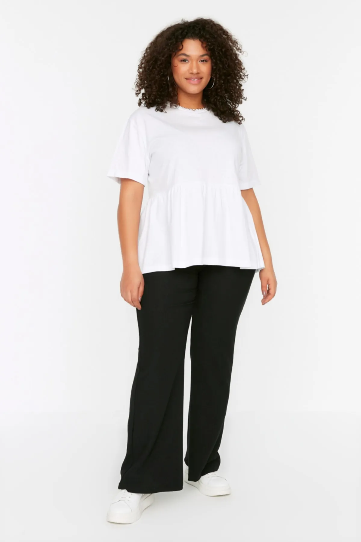 Trendyol Curve  Schwarze Strickhose mit spanischem Bein und hoher Taille TBSSS22PL0416