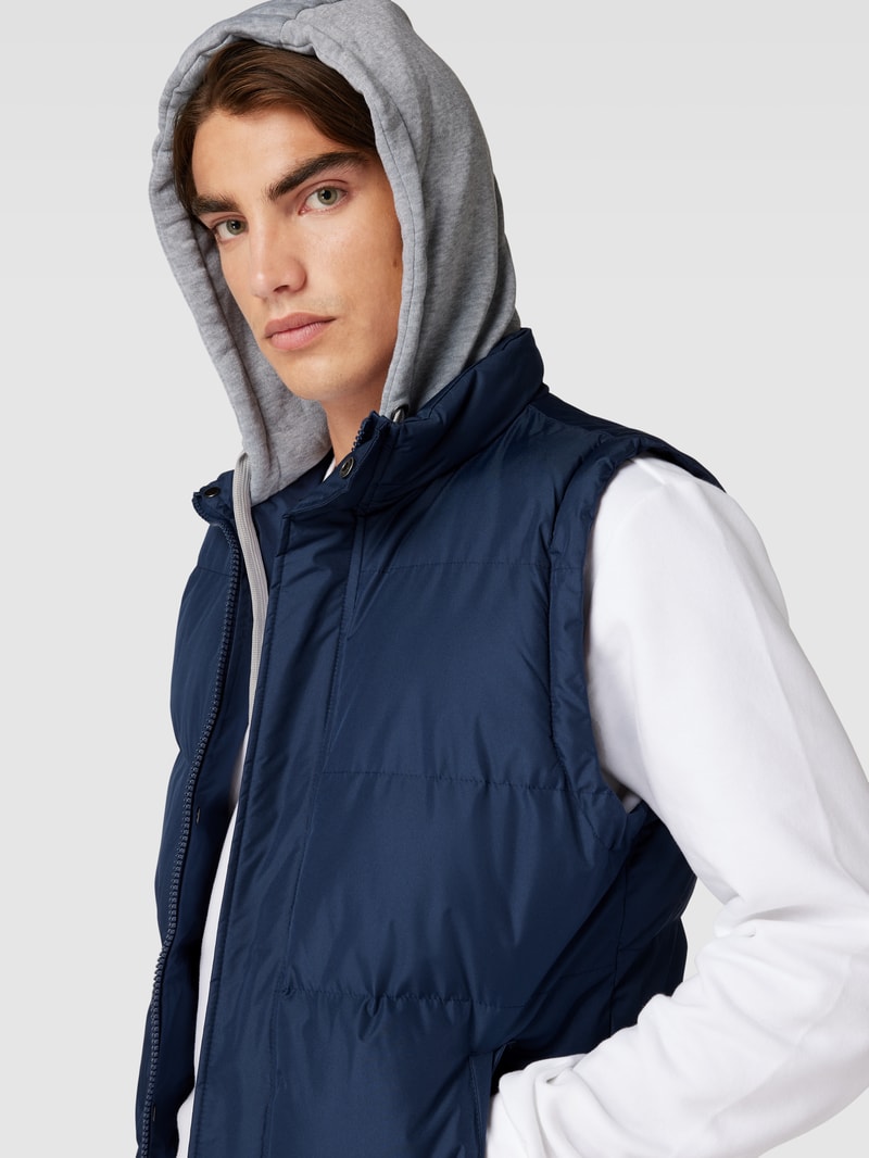 Steppweste mit Label-Patch in royalblau