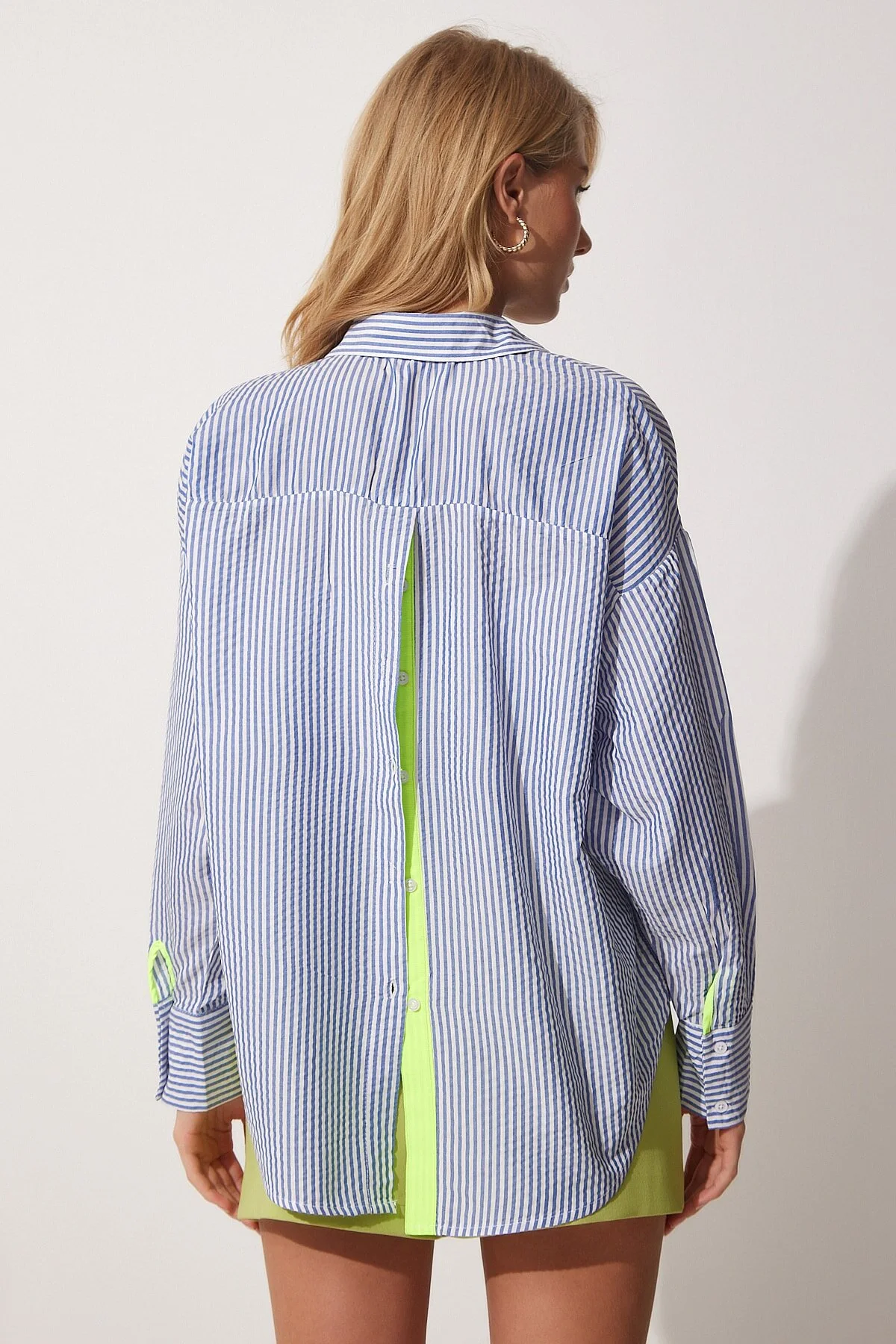 Happiness İstanbul  Blau-grünes gestreiftes Oversize-Shirt mit Knopfleiste für Damen DX00006