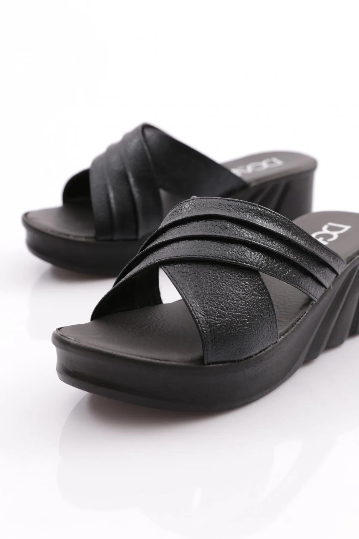 DGN  2132-22y Schwarze Wildleder-Hausschuhe für Damen - mit überkreuzten Riemen und Rissen