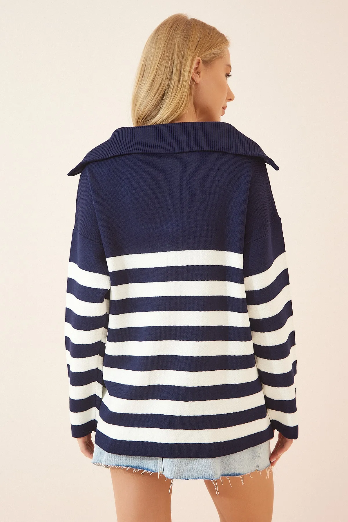 Happiness İstanbul  Weißes, marineblaues, gestreiftes Oversize-Sweatshirt aus Strick mit Reißverschluss und Stehkragen für Damen BV00009