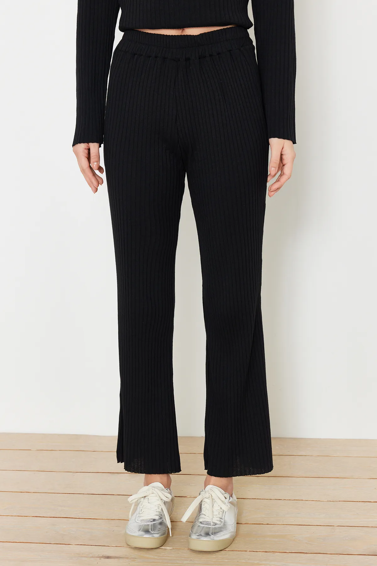 Trendyol Modest  Schwarzes Set aus gestricktem Oberteil und Unterteil im Camisole-Stil TCTSS24US00060