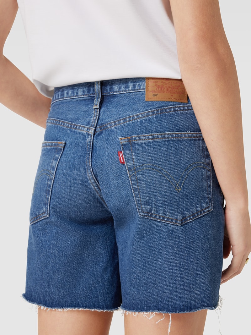 Jeansshorts mit ausgefransten Abschlüssen in jeans