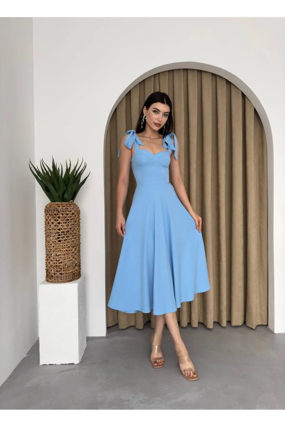 SONREİR  MIDIKLEID MIT HOSENTRÄGERBINDUNG UND HERZKRAGEN