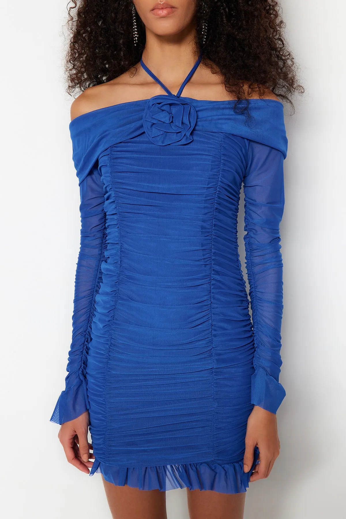 Trendyol Collection  Saks Tailliertes, gefüttertes Abendkleid aus Tüll TPRSS23EL00309