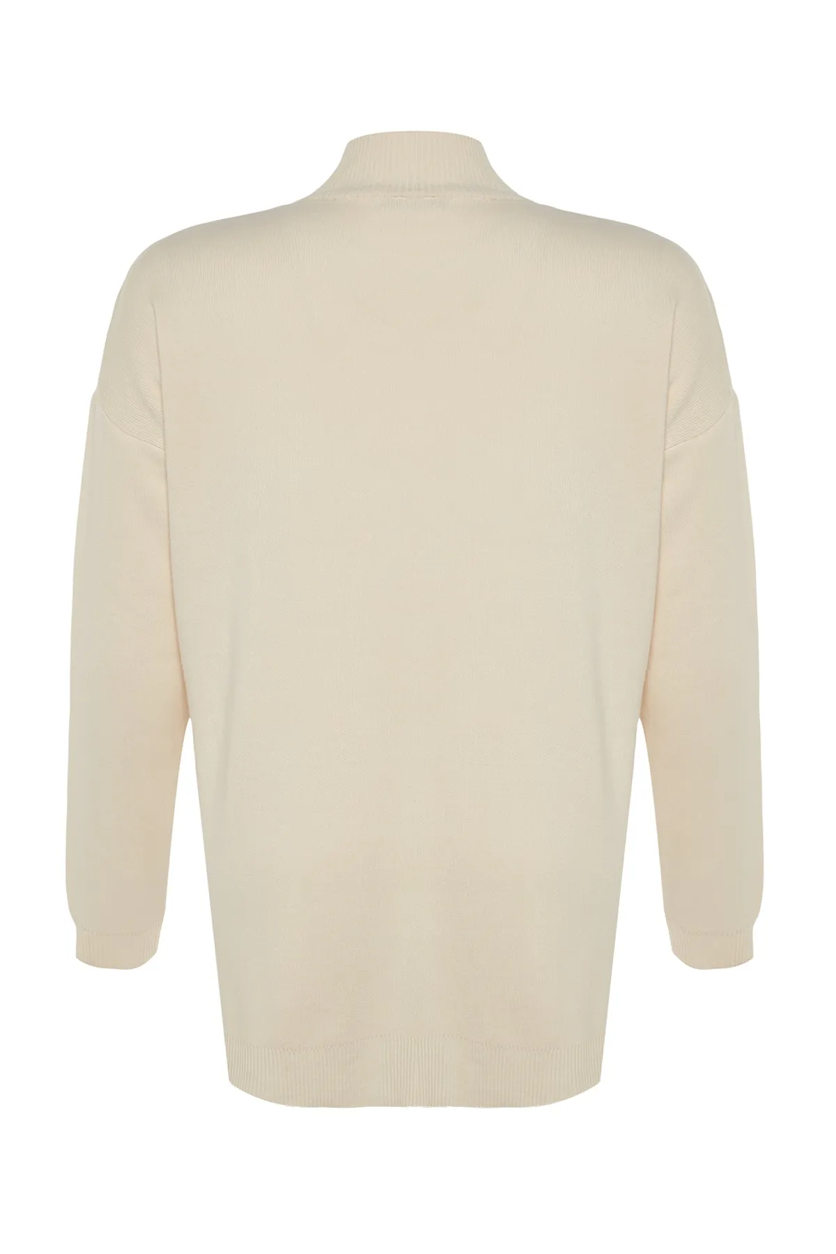 Trendyol Curve  Cremefarbener Rollkragenpullover mit Knöpfen und detailliertem Rollkragen TBBAW24AN00076