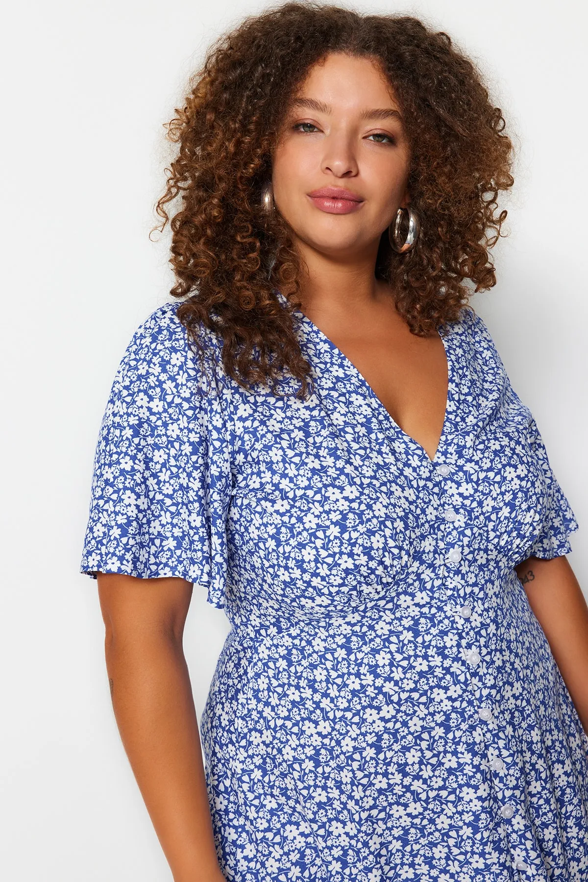 Trendyol Curve  Marineblaues gewebtes Kleid mit Blumenmuster TBBSS23AH00101