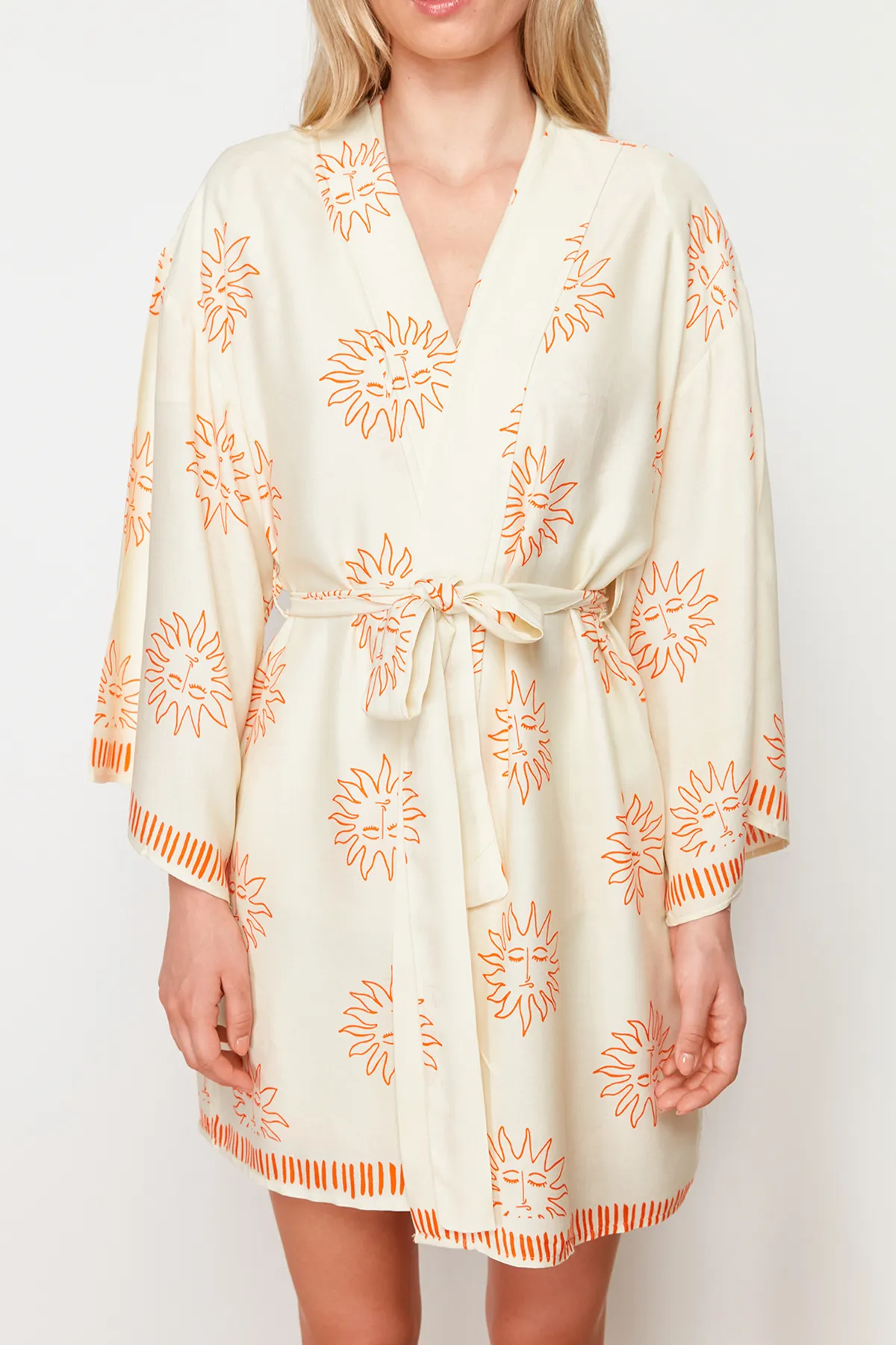 Trendyol Collection  Ecru-orangefarbener Morgenmantel aus Viskosegewebe mit Galaxie-Muster THMSS24SB00013