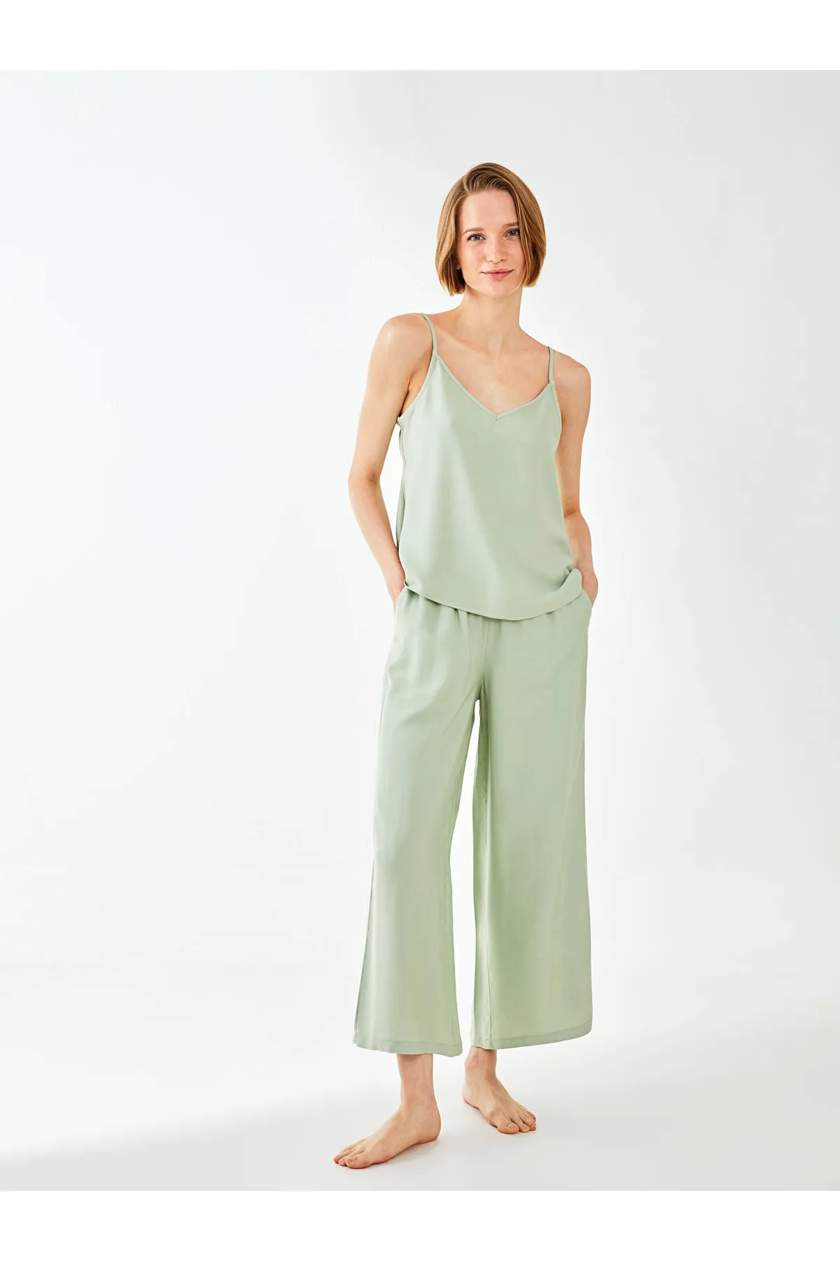 LC Waikiki  Pyjamaoberteil aus Viskose mit V-Ausschnitt und flachen Trägern für Damen