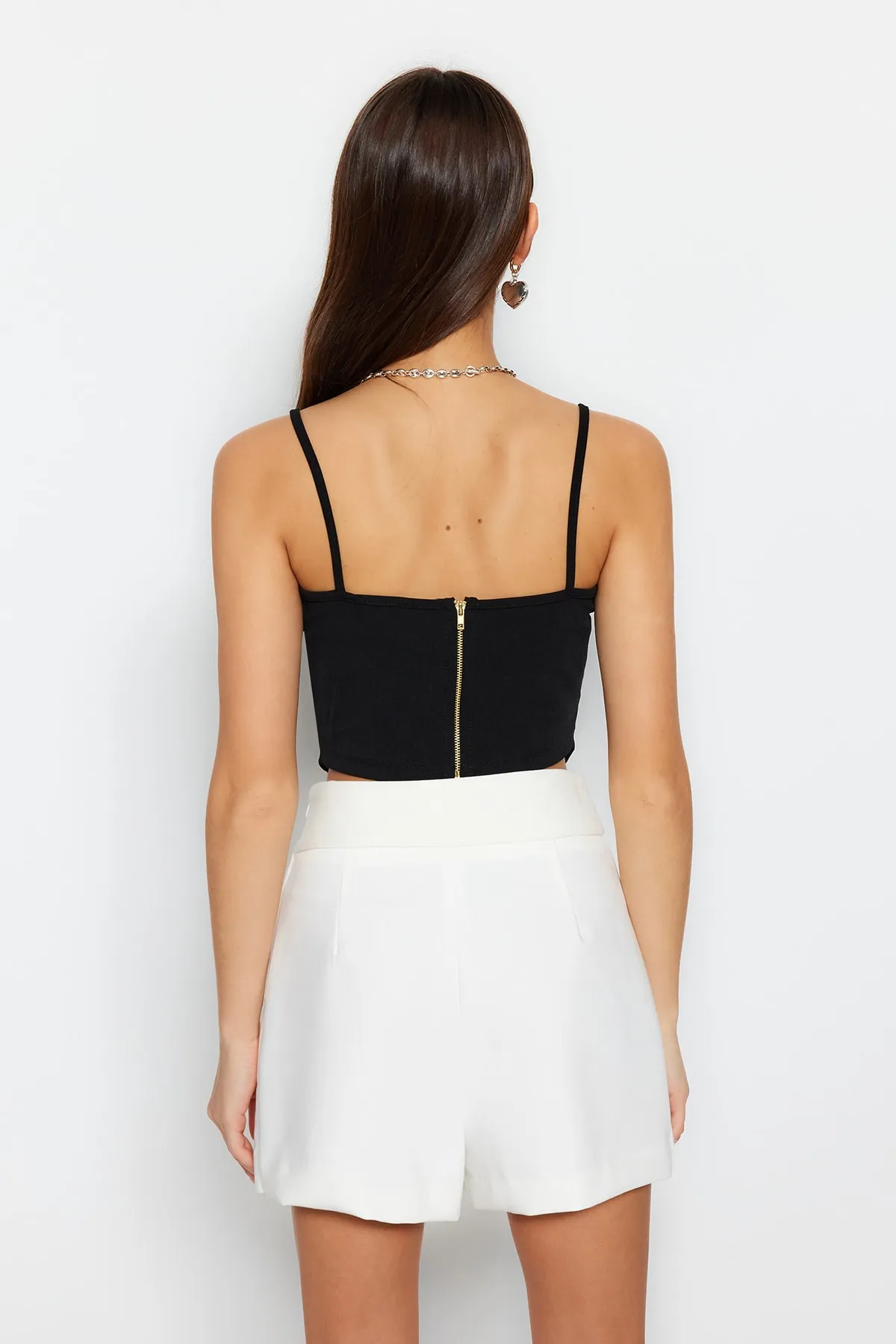 Trendyol Collection  Schwarzes, tailliertes Bustier aus Krepp-Strick mit kurzen Trägern TWOSS23BS00036