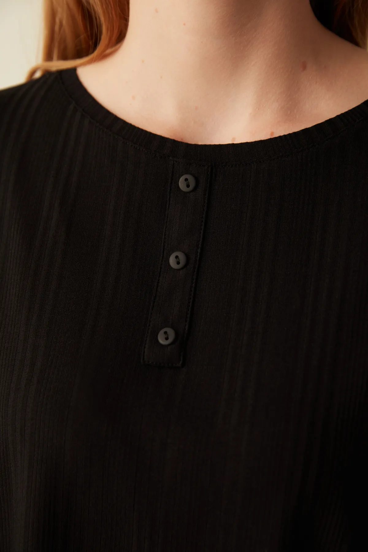 Penti  Schwarzes T-Shirt-Pyjamaoberteil mit Kragen und Knopfleiste