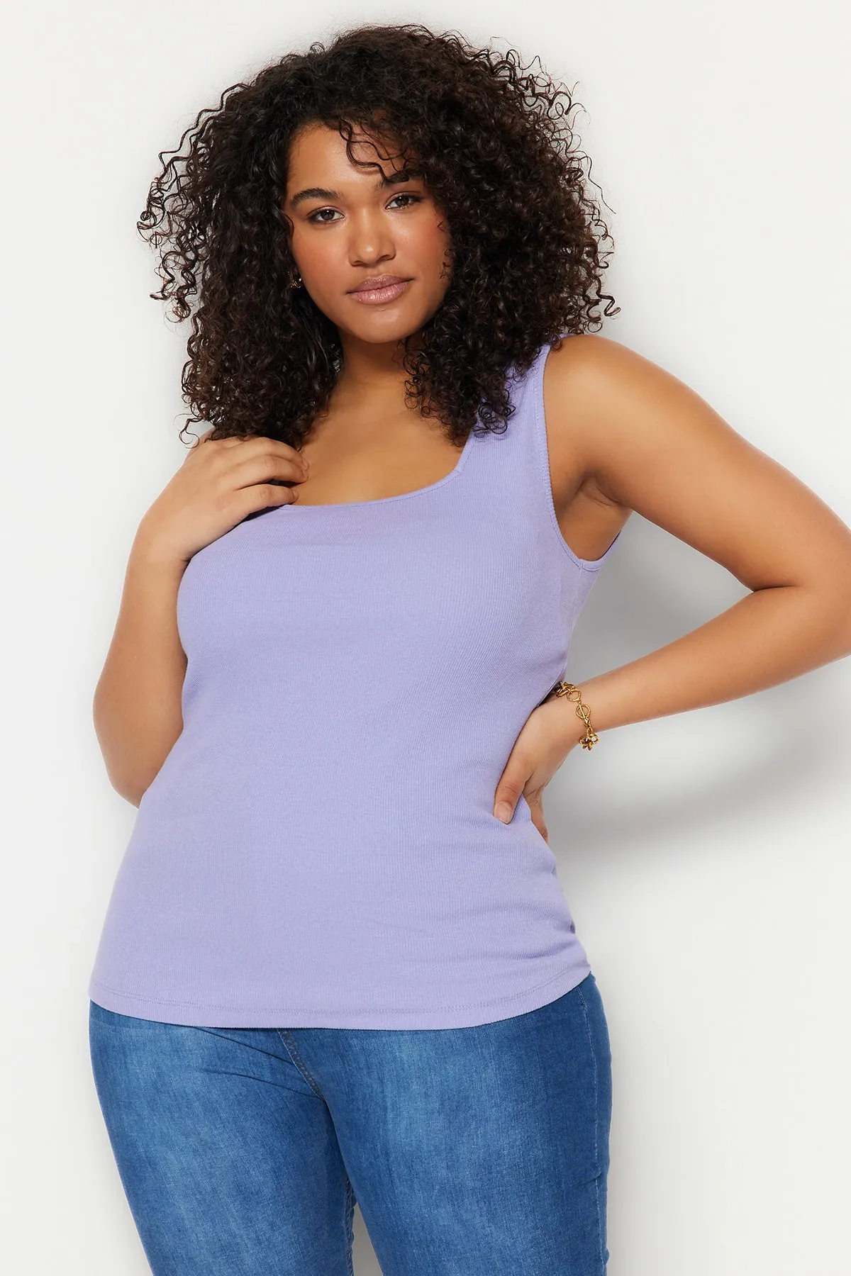 Trendyol Curve  Lilafarbenes Basic-Unterhemd aus schnurgebundenem Strick mit quadratischem Ausschnitt TBBSS22AL0011