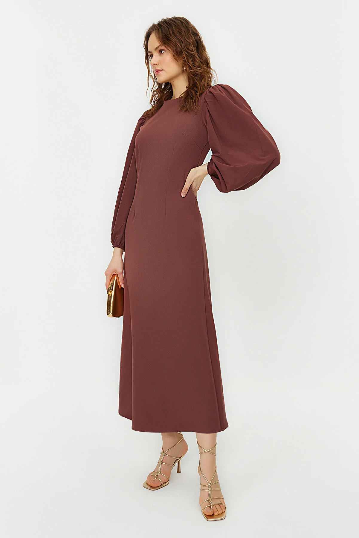 Trendyol Modest  Braunes Kleid aus gewebtem Krepp mit Ballonärmeln TCTSS24EB00027