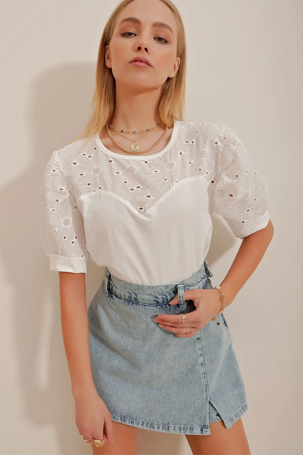 Trend Alaçatı Stili  Weiße Damenbluse mit Rundhalsausschnitt und Muscheldetails, ALC-X10372